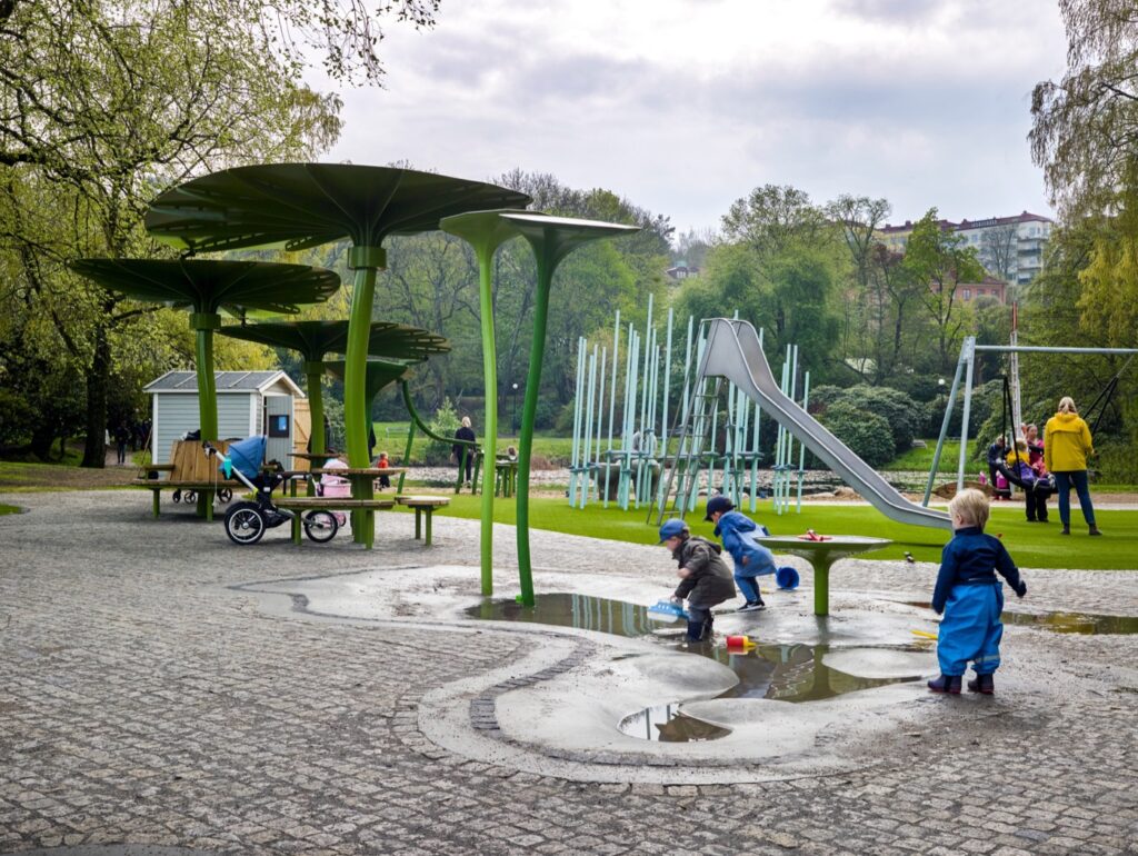 Park vihmaveelombis mängivate lastega.